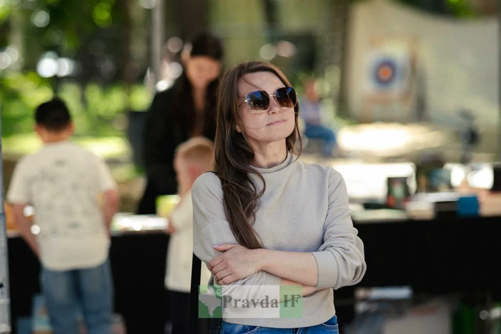 Жінка у сонцезахисних окулярах на вулиці