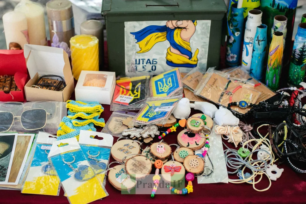 Українські сувеніри та аксесуари на ринку
