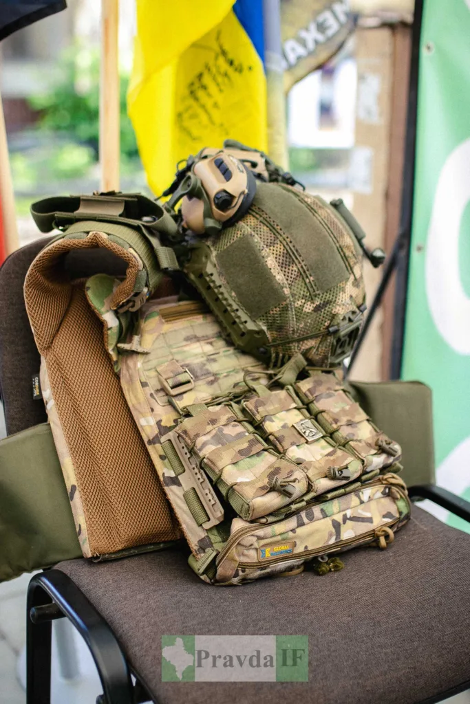 Військовий бронежилет і шолом на стільці
