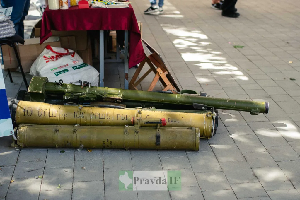 Виставка військового обладнання на вулиці