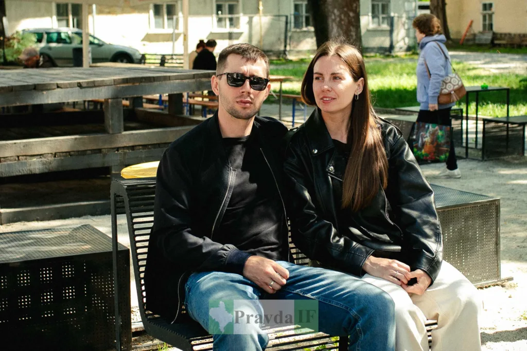 Пара сидить на лавці в міському парку