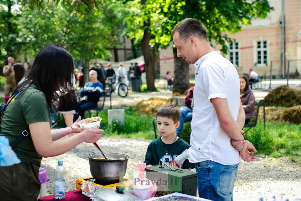 Волонтери роздають їжу на вуличному заході
