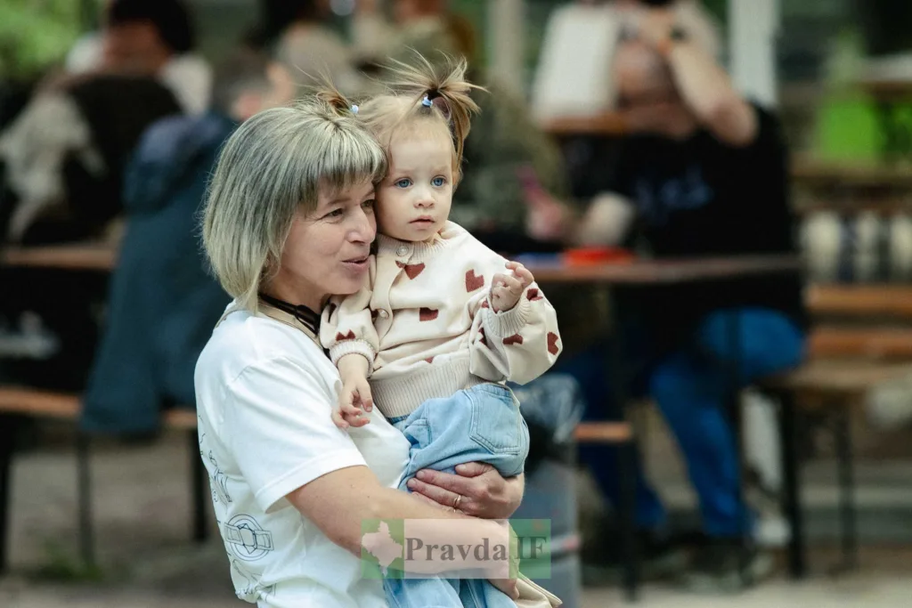 Жінка тримає маленьку дитину на руках