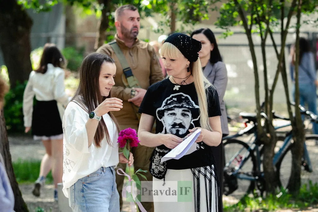 Люди спілкуються на вулиці серед дерев