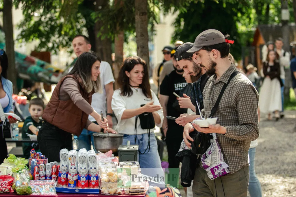 Люди насолоджуються їжею на вуличному ярмарку