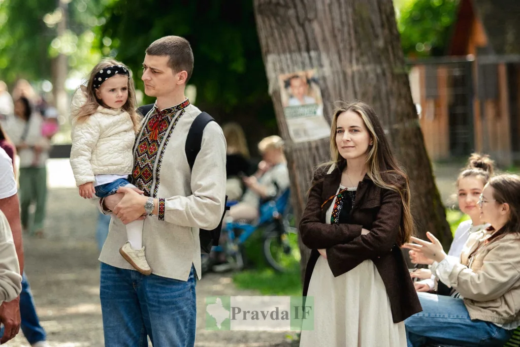 Люди у вишиванках на вулиці