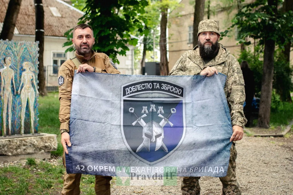 Військові тримають прапор 42 окремої механізованої бригади