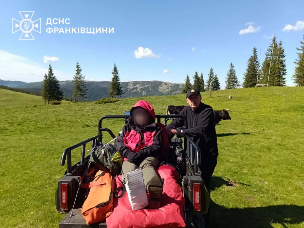 Рятувальники допомагають туристу в Карпатах