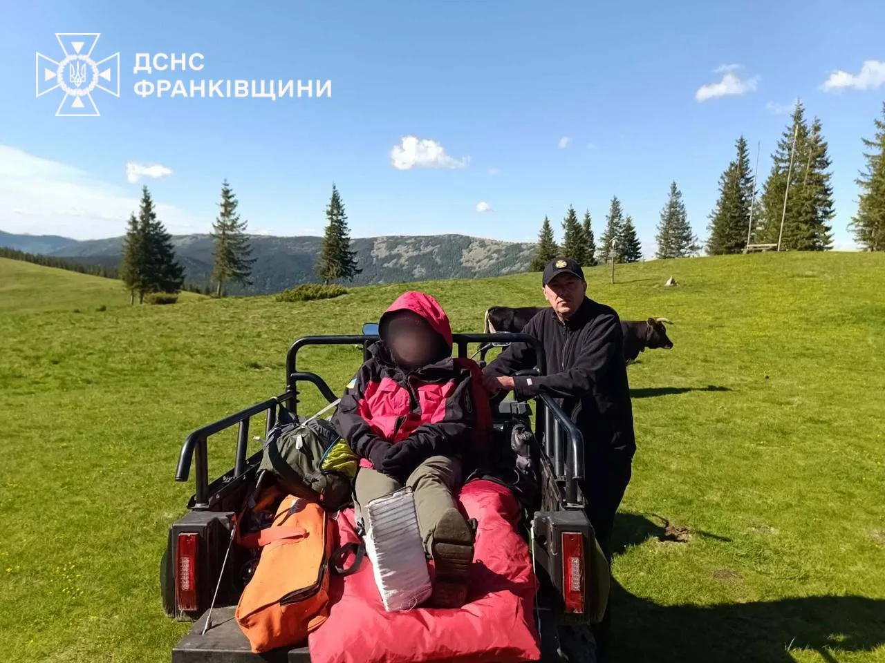 Рятувальники допомагають туристу в Карпатах