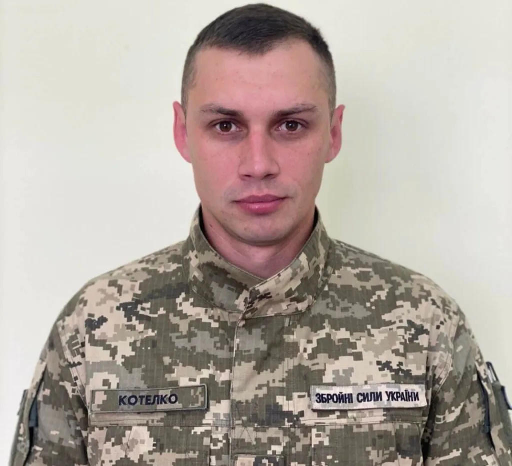 Військовий у формі Збройних сил України