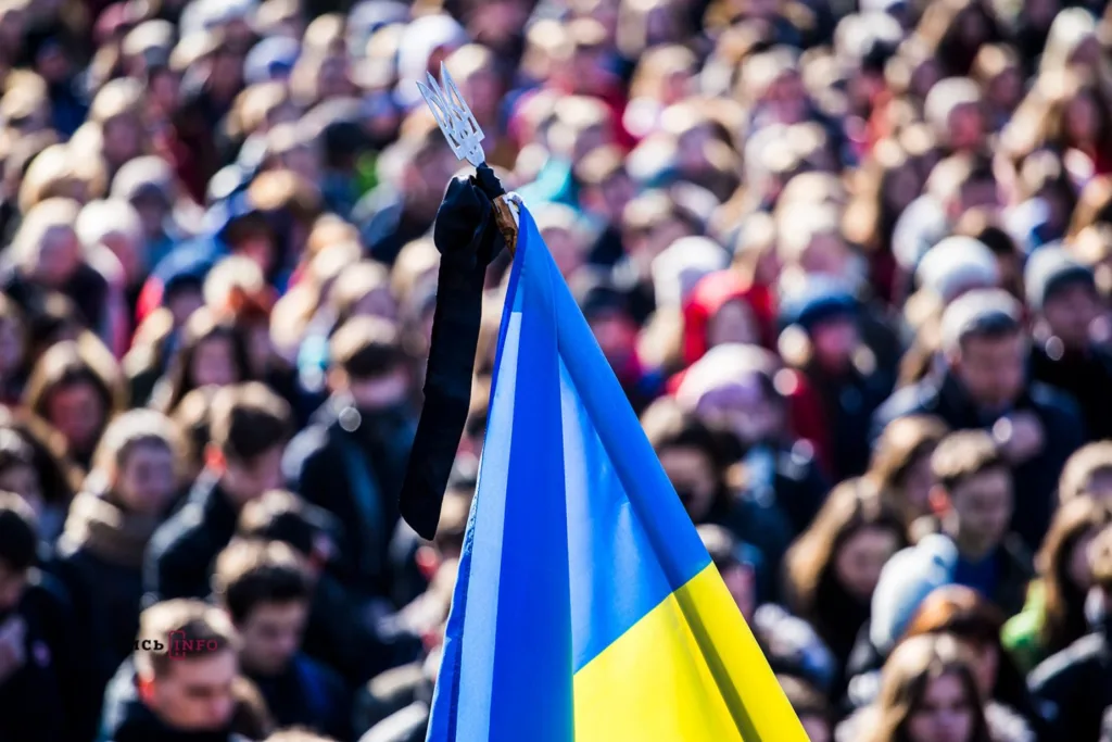 Український прапор серед великого натовпу людей