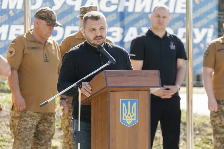 Чоловік виступає на заході Збройних сил України