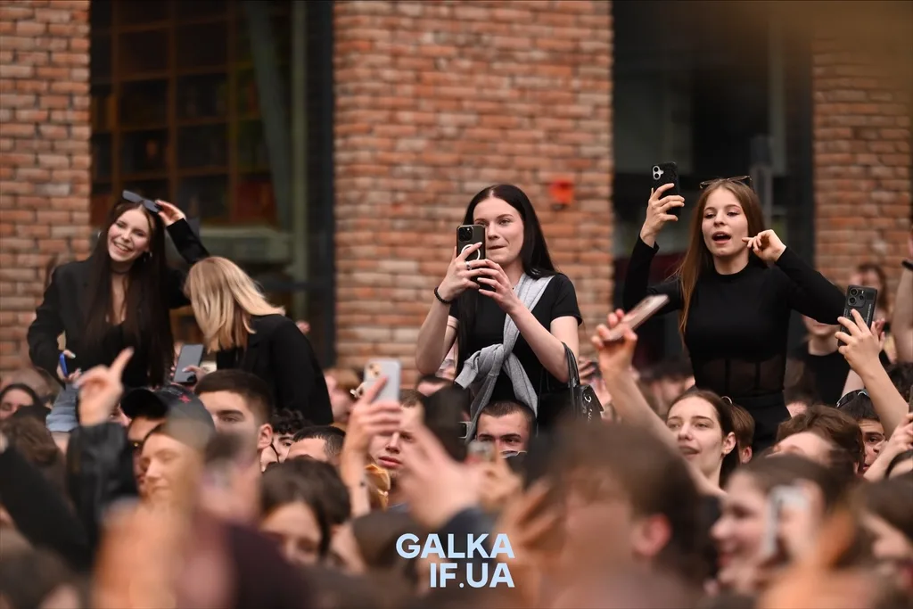 Люди на концерті знімають відео на телефони