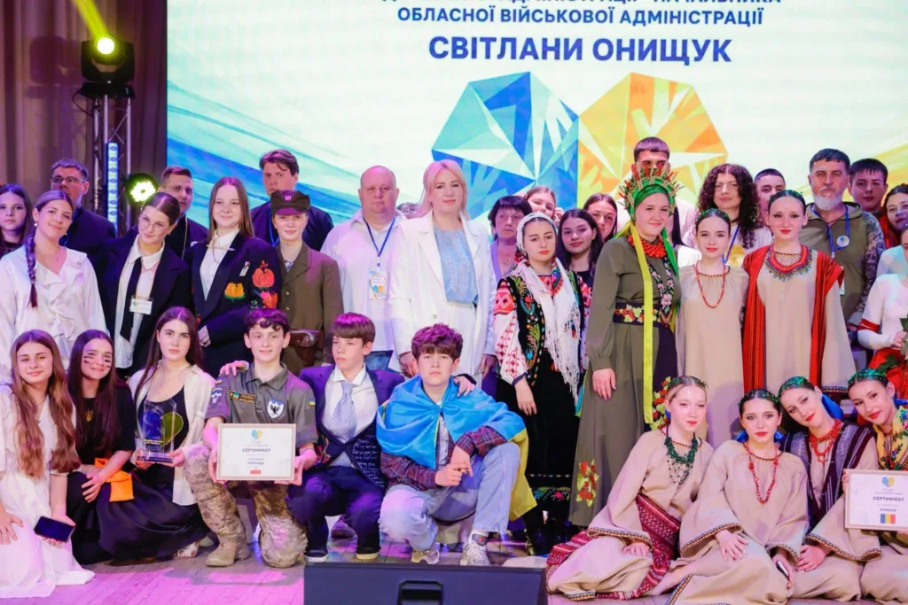 Групове фото учасників культурного заходу на сцені