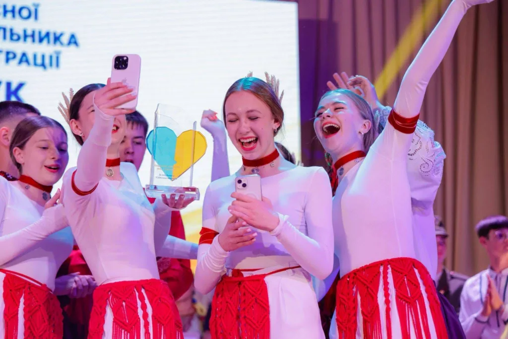 Молодь святкує перемогу з українським трофеєм