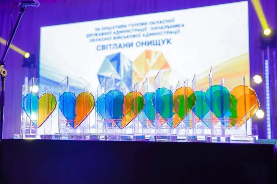 Барвисті трофеї у формі серця на сцені