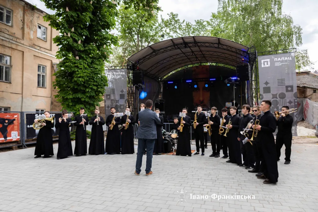 Оркестр виконує музику на вуличній сцені Івано-Франківська