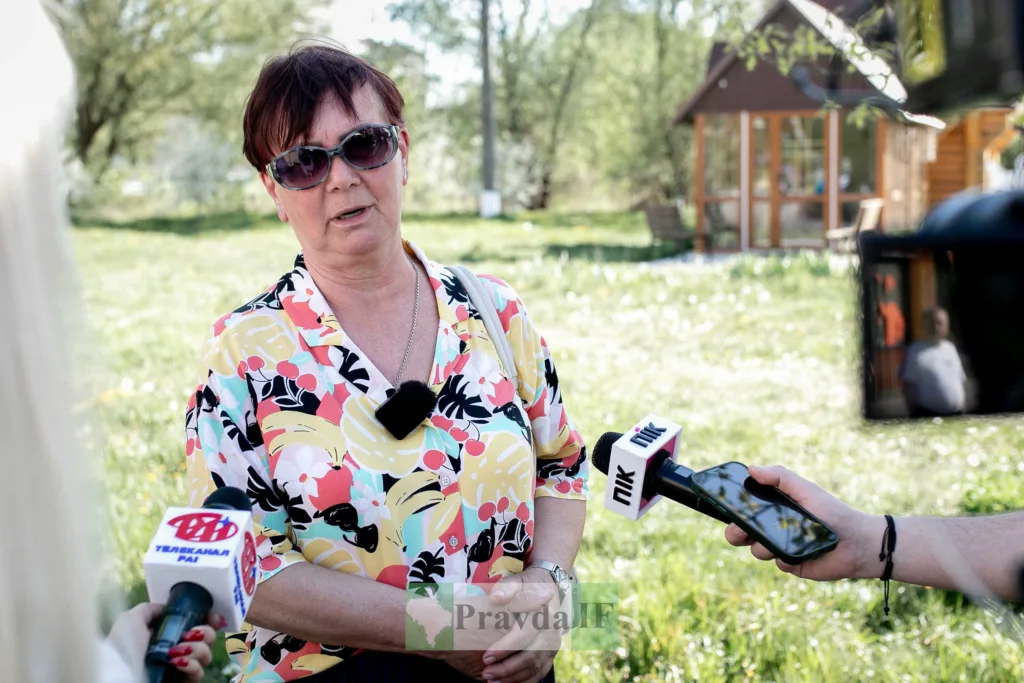 Жінка дає інтерв'ю журналістам на природі