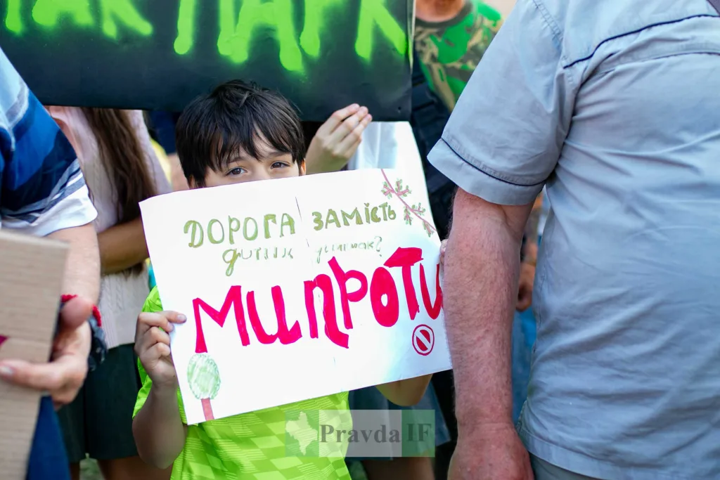 Дитина тримає плакат на мирному протесті