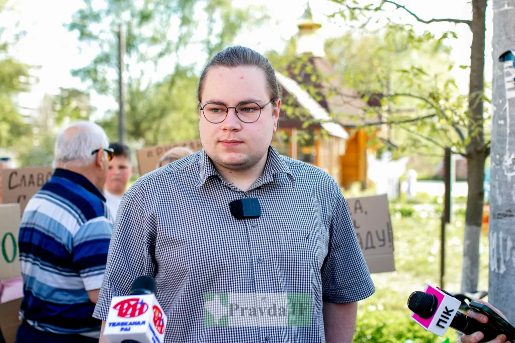 Чоловік дає інтерв'ю на вуличному заході