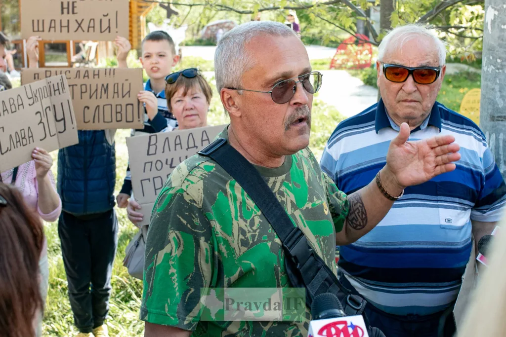 Люди протестують з плакатами на вулиці