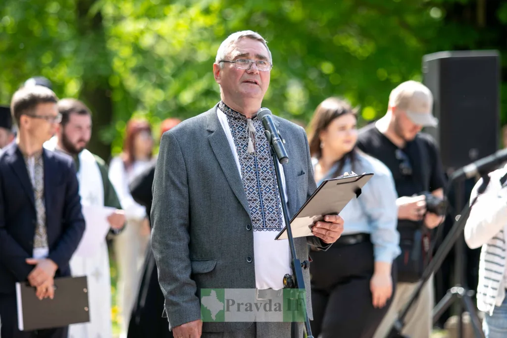 Чоловік у вишиванці виступає на відкритому заході