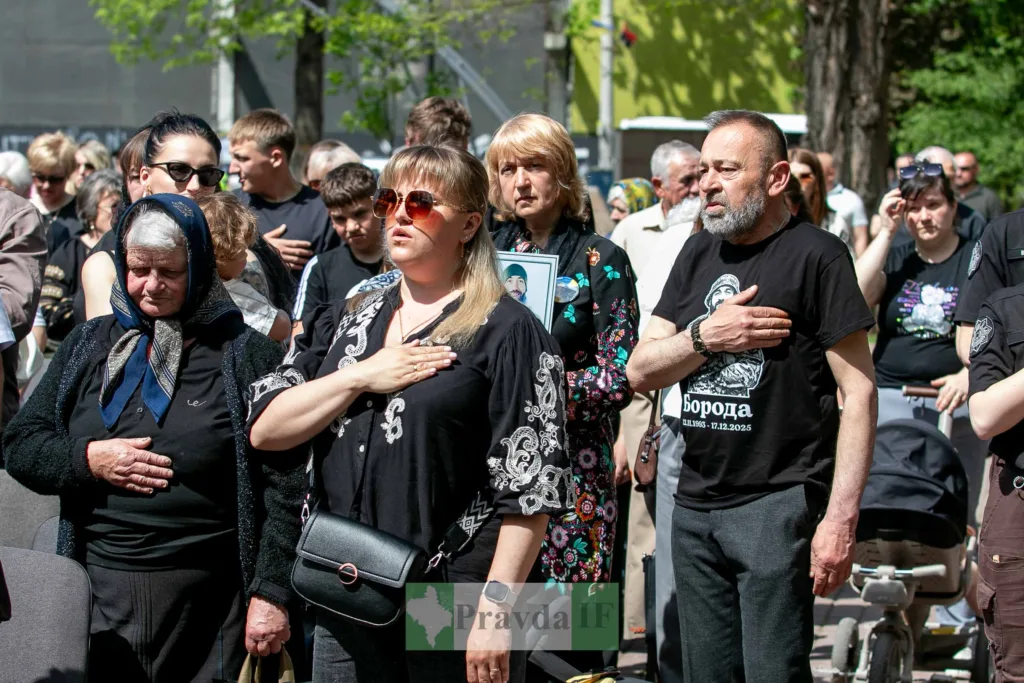 Люди на церемонії вшанування пам’яті героя