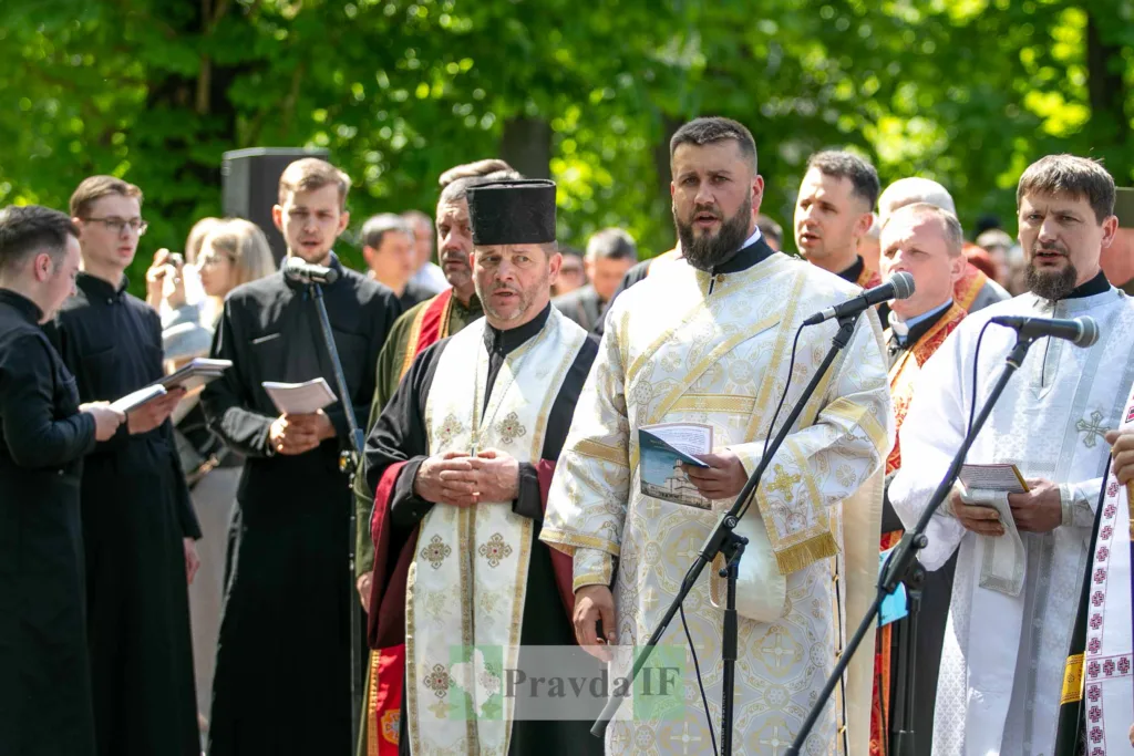 Священники співають на церковній церемонії просто неба