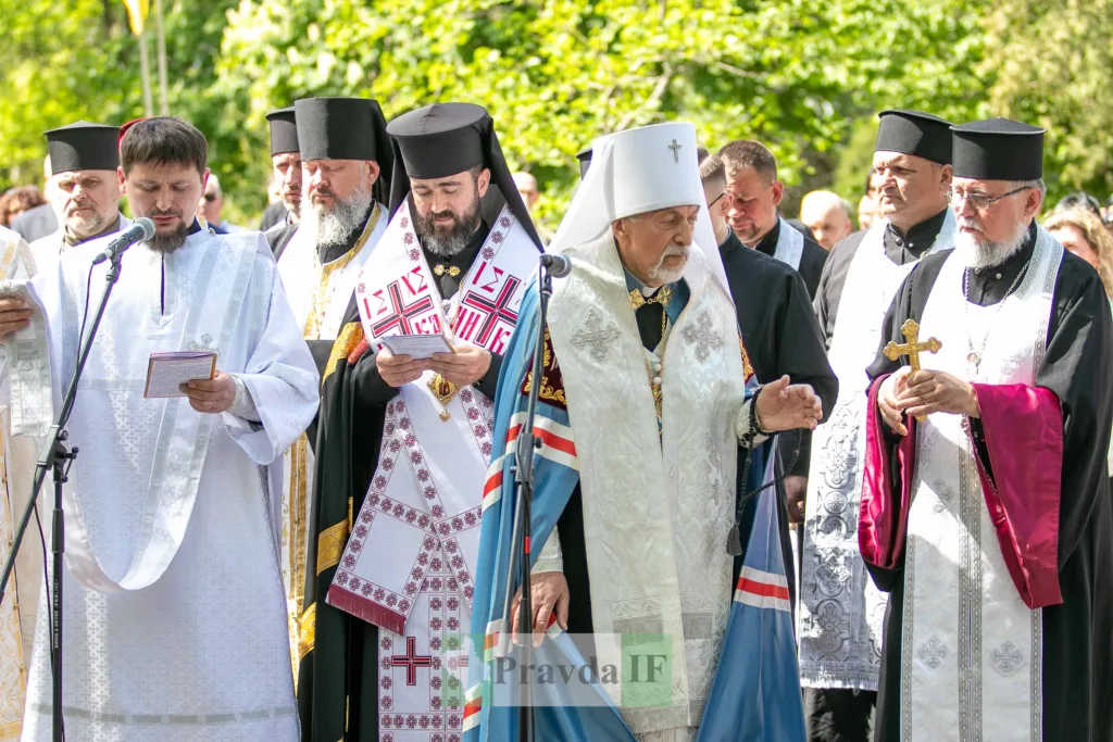 Священики під час релігійної церемонії на вулиці