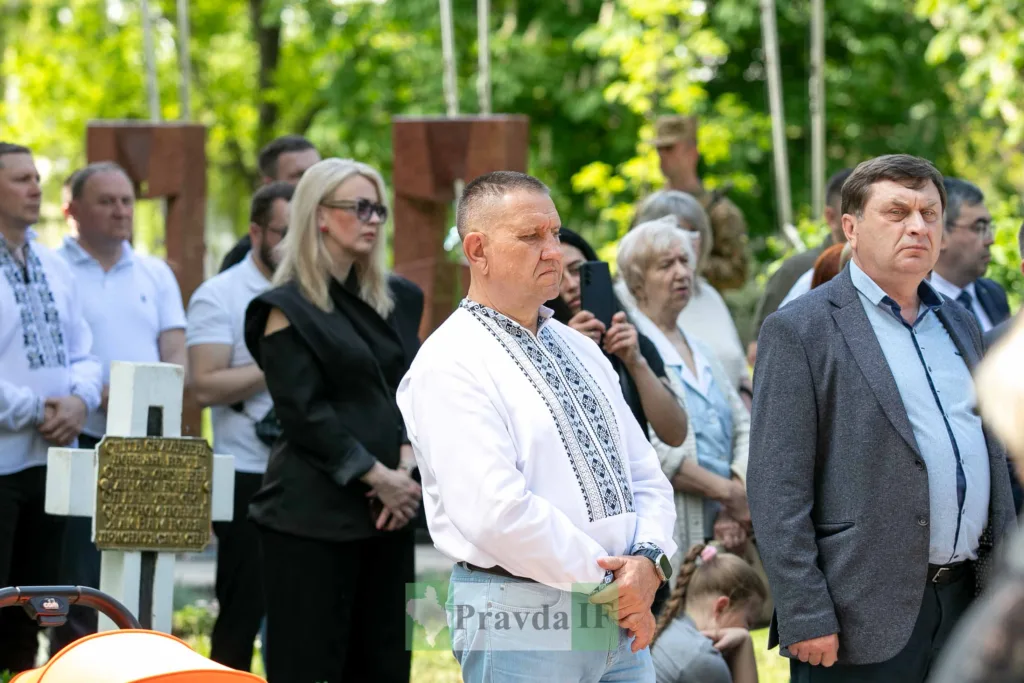 Люди на церемонії вшанування памʼяті на цвинтарі