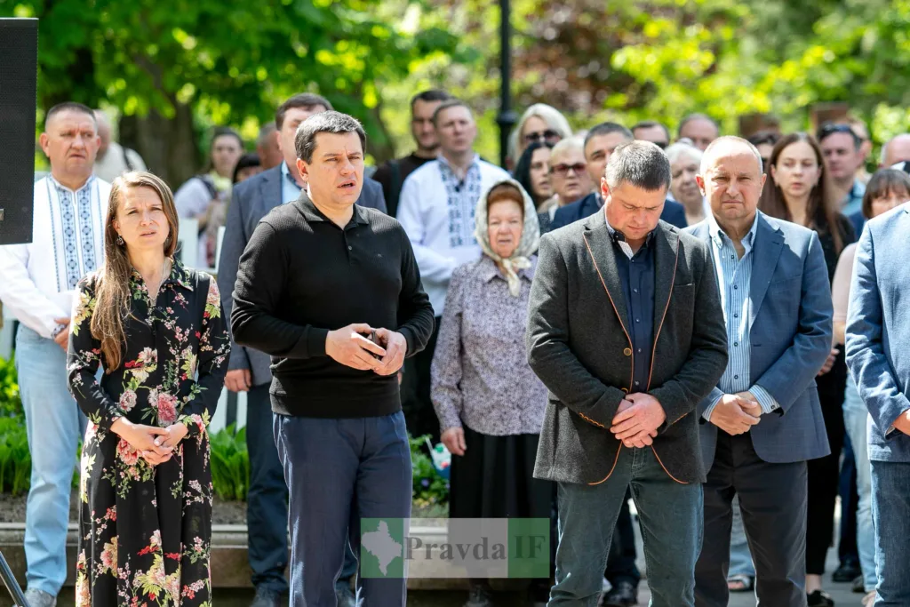 Люди на урочистому заході на вулиці