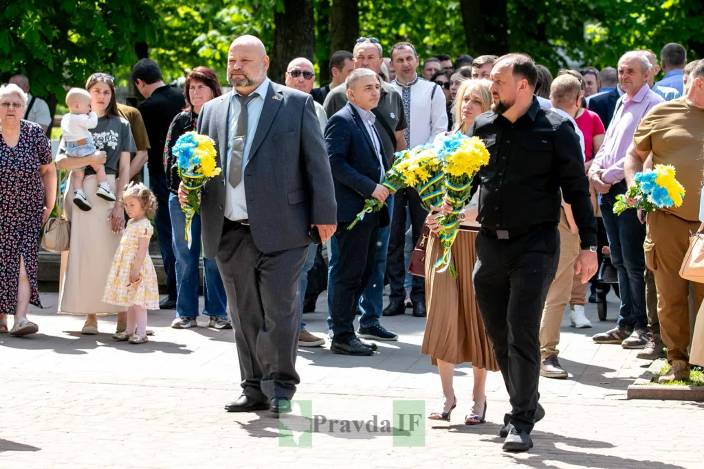 Люди з квітами на урочистому заході