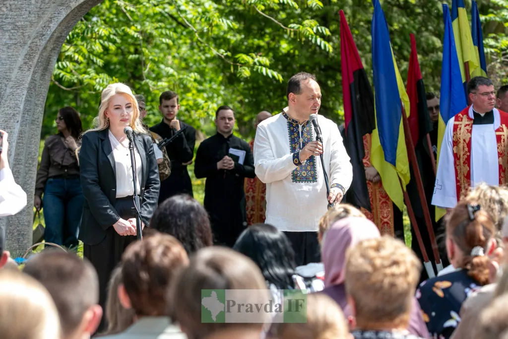 Промова на урочистому заході з українськими прапорами