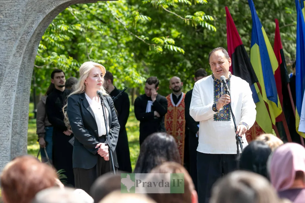 Виступ на публічному заході з українськими прапорами