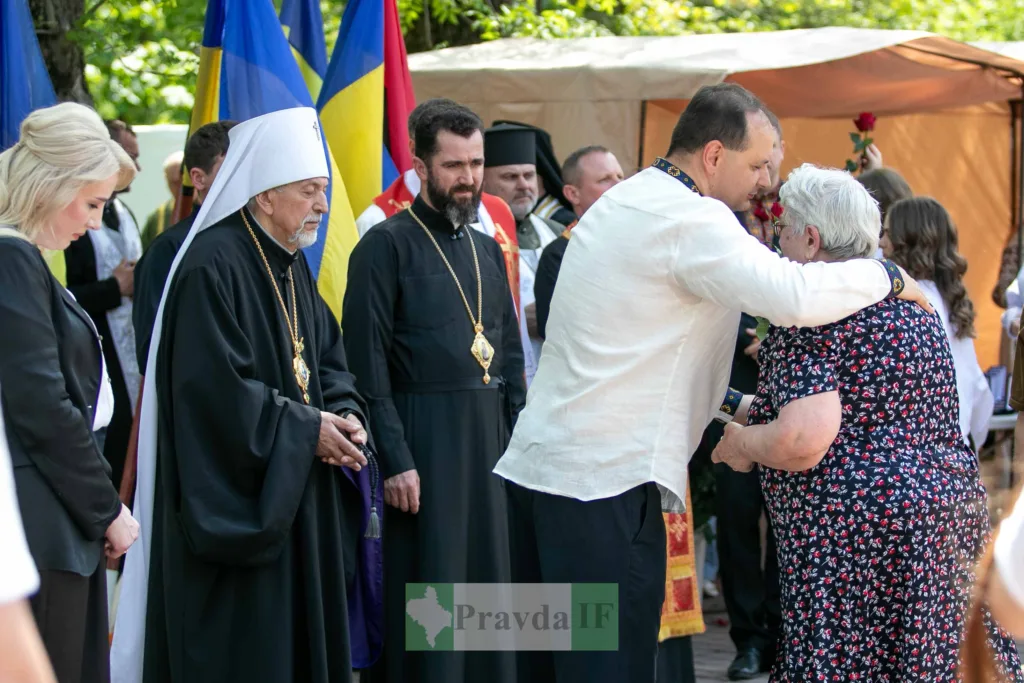 Церемонія вшанування з духовенством та людьми