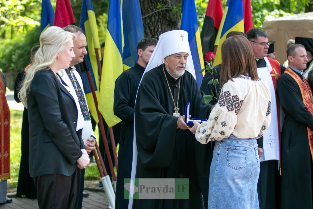 Церемонія нагородження з українськими прапорами