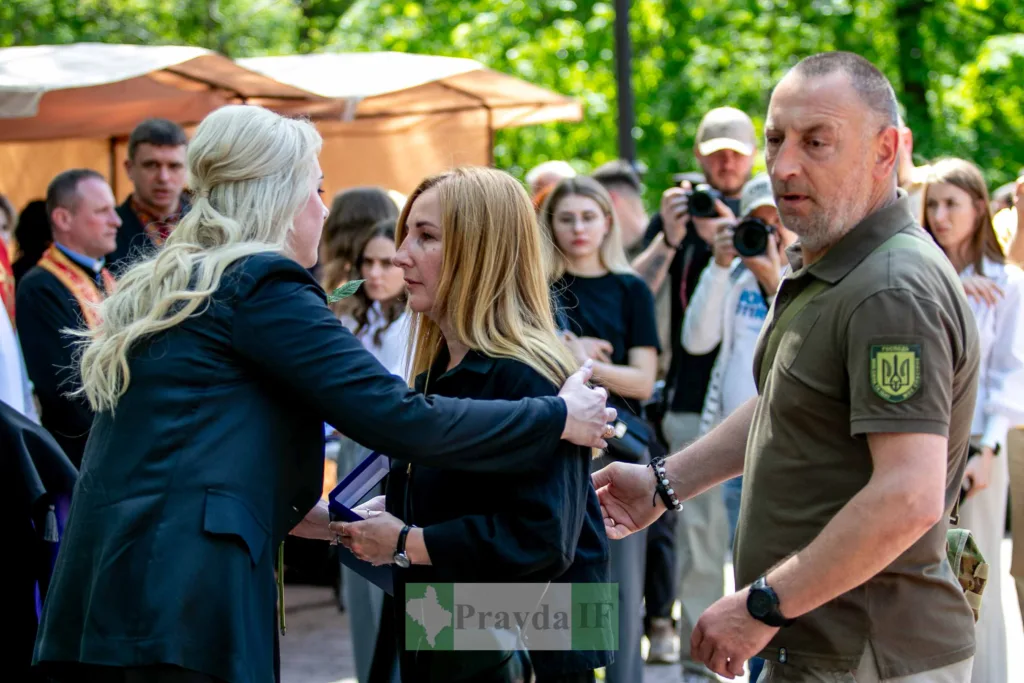 Жінки обіймаються під час урочистої церемонії