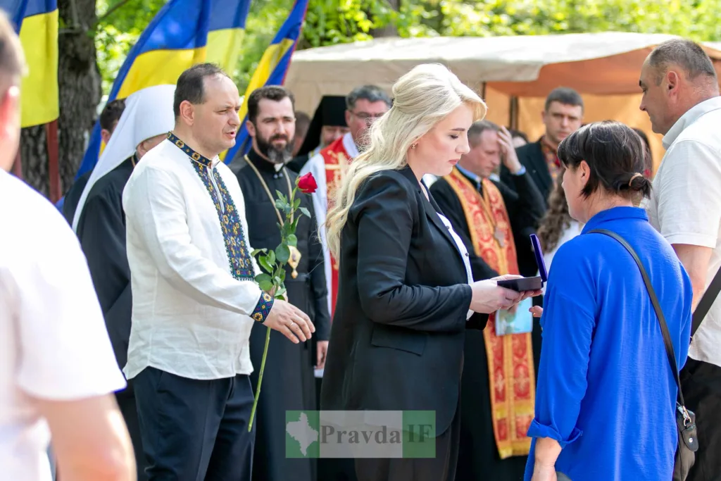 Церемонія нагородження з українськими прапорами