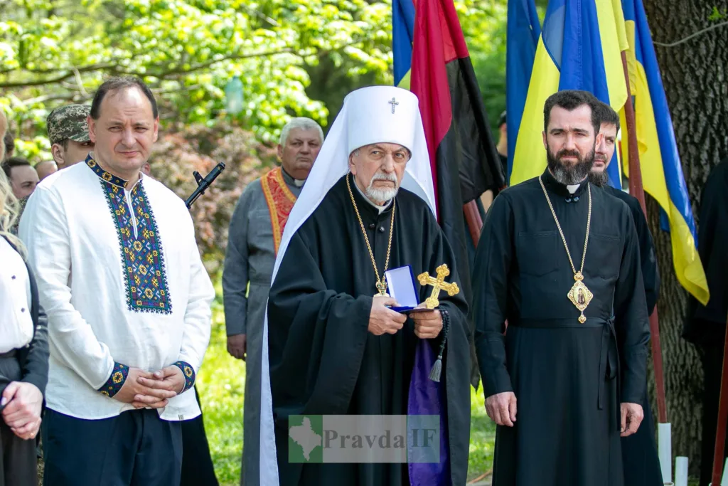 Священнослужителі на церемонії з українськими прапорами