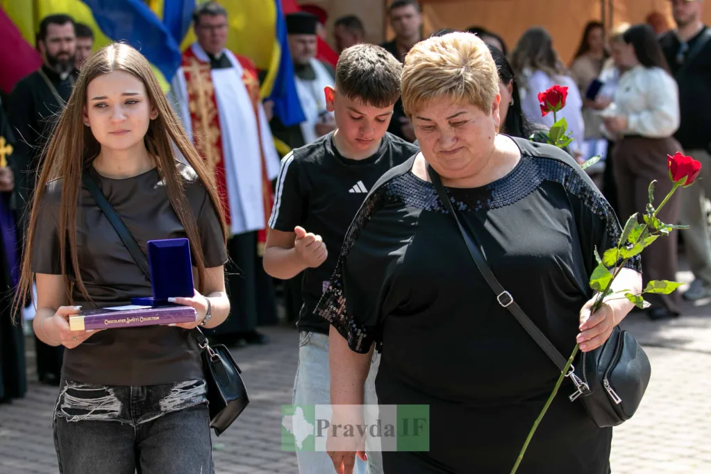 Люди з квітами на церемонії вшанування