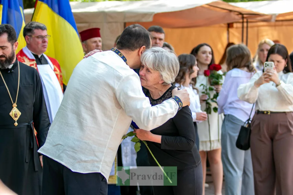 Чоловік у вишиванці обіймає літню жінку