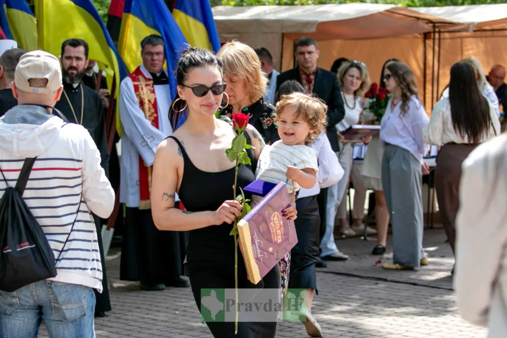 Жінка з дитиною на урочистій церемонії вручення
