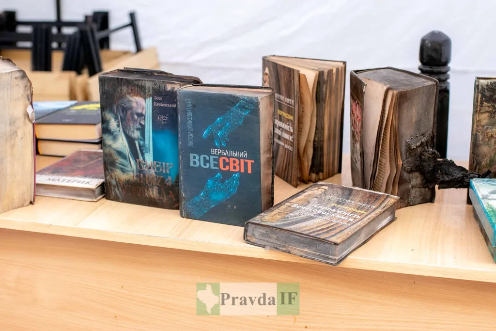 Обгорілі книги на дерев’яному столі