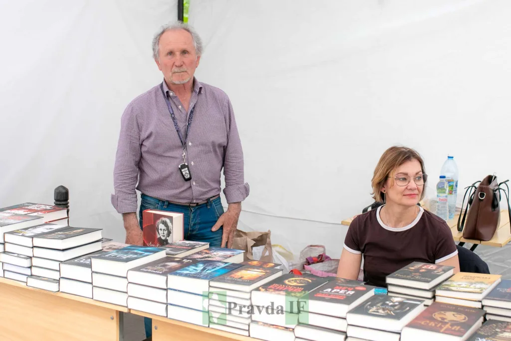 Люди продають книги на книжковому ярмарку