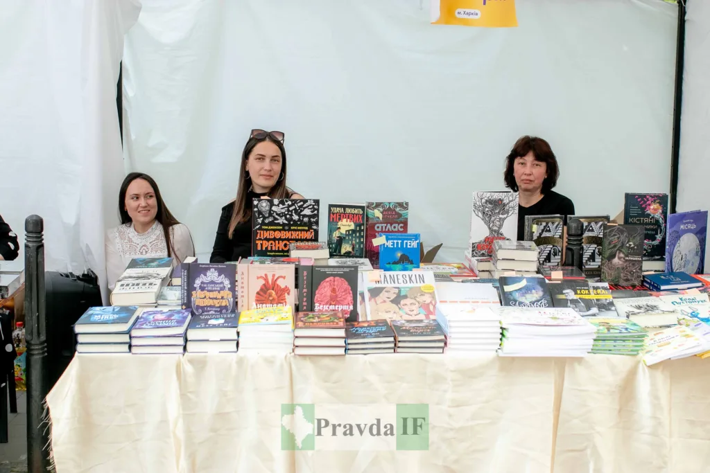Жінки на книжковому ярмарку з українськими книгами