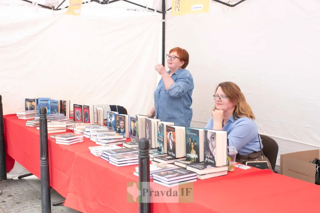 Жінки продають книги на книжковому ярмарку