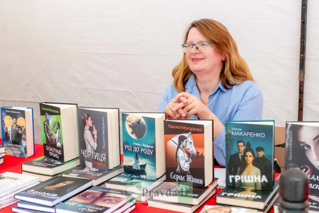 Жінка на книжковому ярмарку з українськими романами