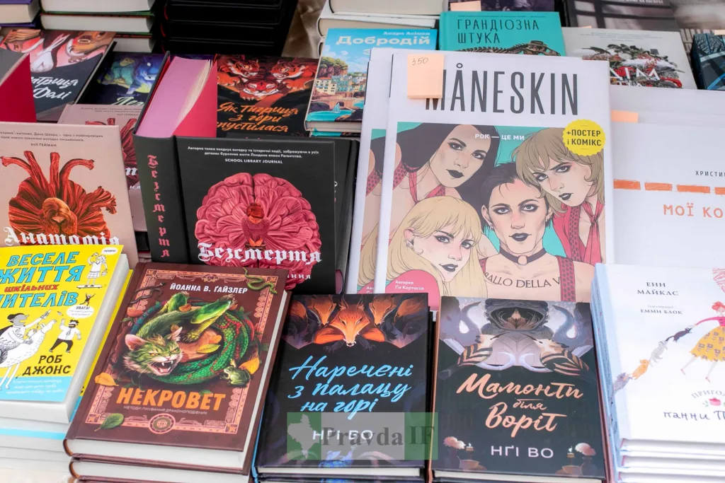 Різноманітні сучасні книги українською мовою на прилавку