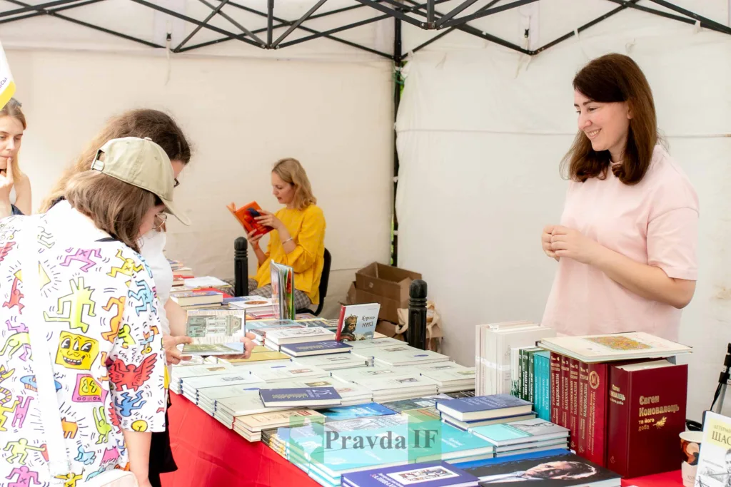 Книговиставка на вулиці з відвідувачами