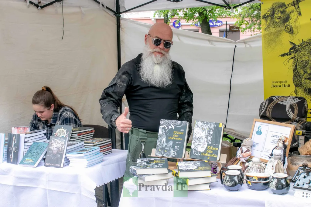 Книжковий ярмарок з українськими книгами та виробами